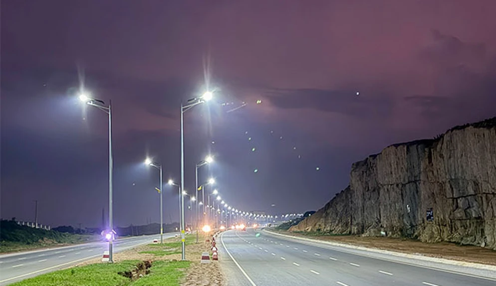 Solar Street Light vs Grid-Connected LED Street Light: Which Solution Fits Your Project?
